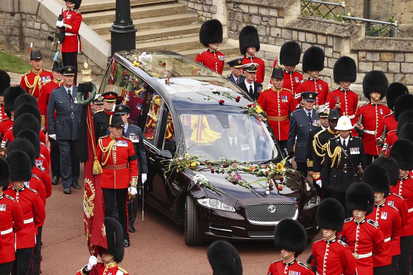 El ataúd con los restos de la reina Elizabeth II son llevados a la Capilla de Saint George en el Castillo de Windsor, en Inglaterra.