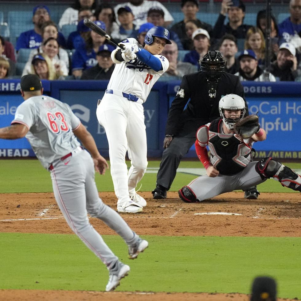 Fernando Cruz, de los Reds, completa un envío ante el japonés Shohei Ohtani, de los Dodgers, como parte de la jornada del viernes en Los Ángeles.