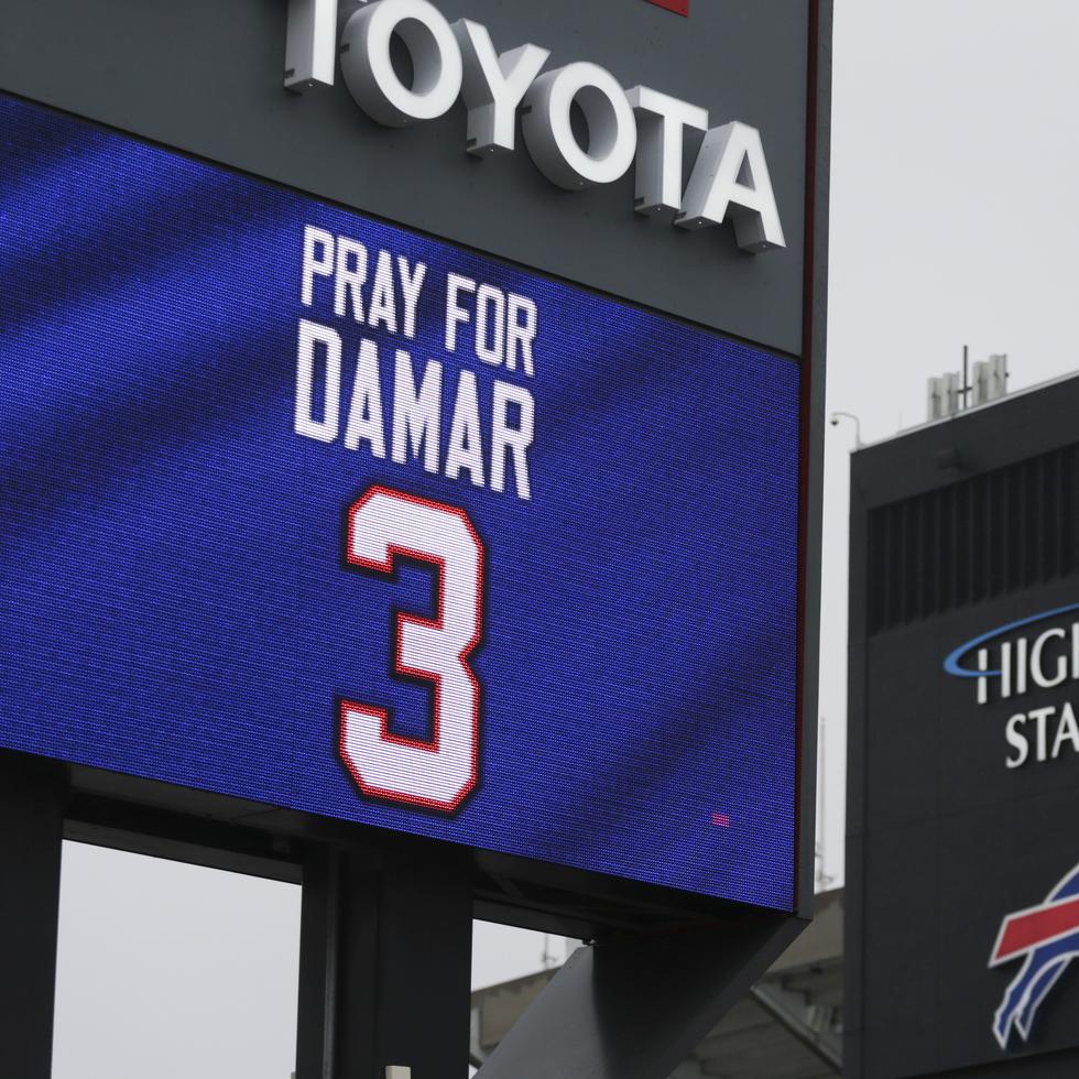 Los Bills muestran apoyo a su jugador Damar Hamlin en el estadio del equipo.