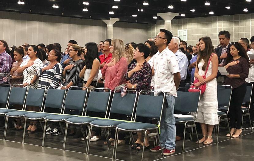 En esta fotografía del 18 de septiembre de 2018 se muestran ciudadanos estadounidenses en su ceremonia de naturalización en Los Ángeles. (AP Foto/Amy Taxin)