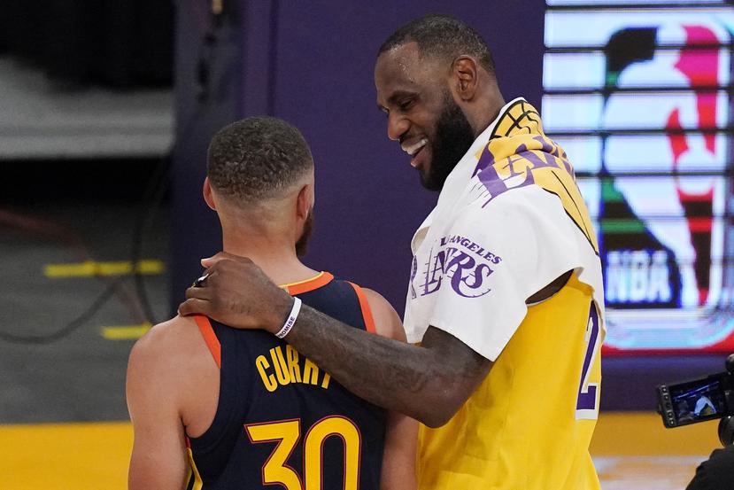 LeBron James y Stephen Curry se saludan luego de la cerrada victoria de los Lakers sobre los Warriors en el torneo play-in.