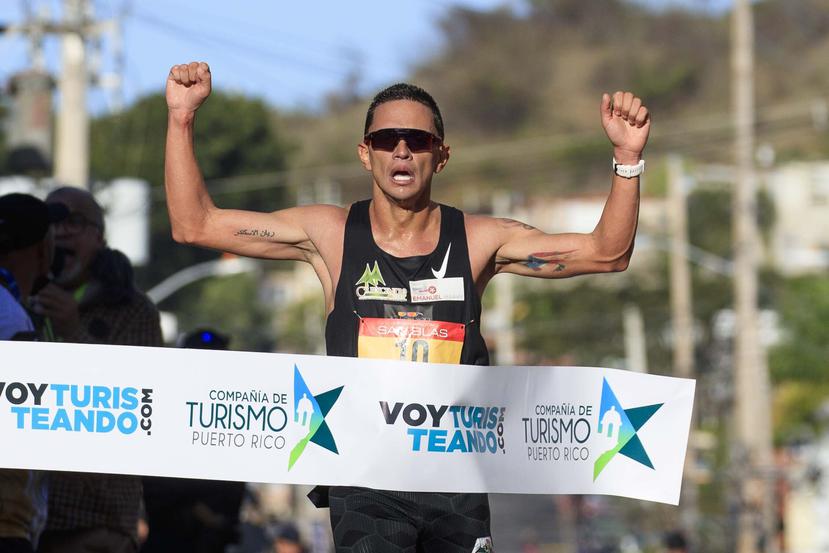 El orocoveño Alexander Torres cruza la meta como el primer puertorriqueño en la rama masculina del medio maratón San Blas.