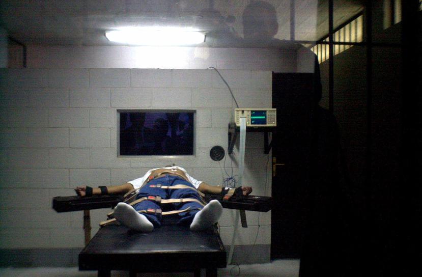 Un hombre espera en la cámara de la muerte por recibir una inyección letal. (Archivo / AP)