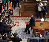 El secretario general del PSOE Pedro Sánchez, posa para la prensa gráfica, en el hemiciclo del Congreso tras el debate de la moción de censura presentada por su partido (EFE / Emilio Naranjo).