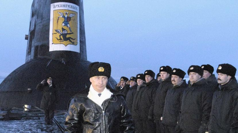 El presidente de Rusia, Vladimir Putin, encabezó las maniobras del submarino nuclear Arkhangelsk en el 2004. Estos ensayos fueron considerados la mayor demostración de poderío militar en más de 20 años (EFE)