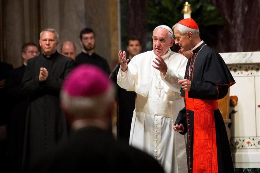 Foto de archivo del papa Francisco junto al cardenal Donald Wuerl (d) durante una misa celebrada el 23 de septiembre de 2015 en Washington, Estados Unidos. (EFE)