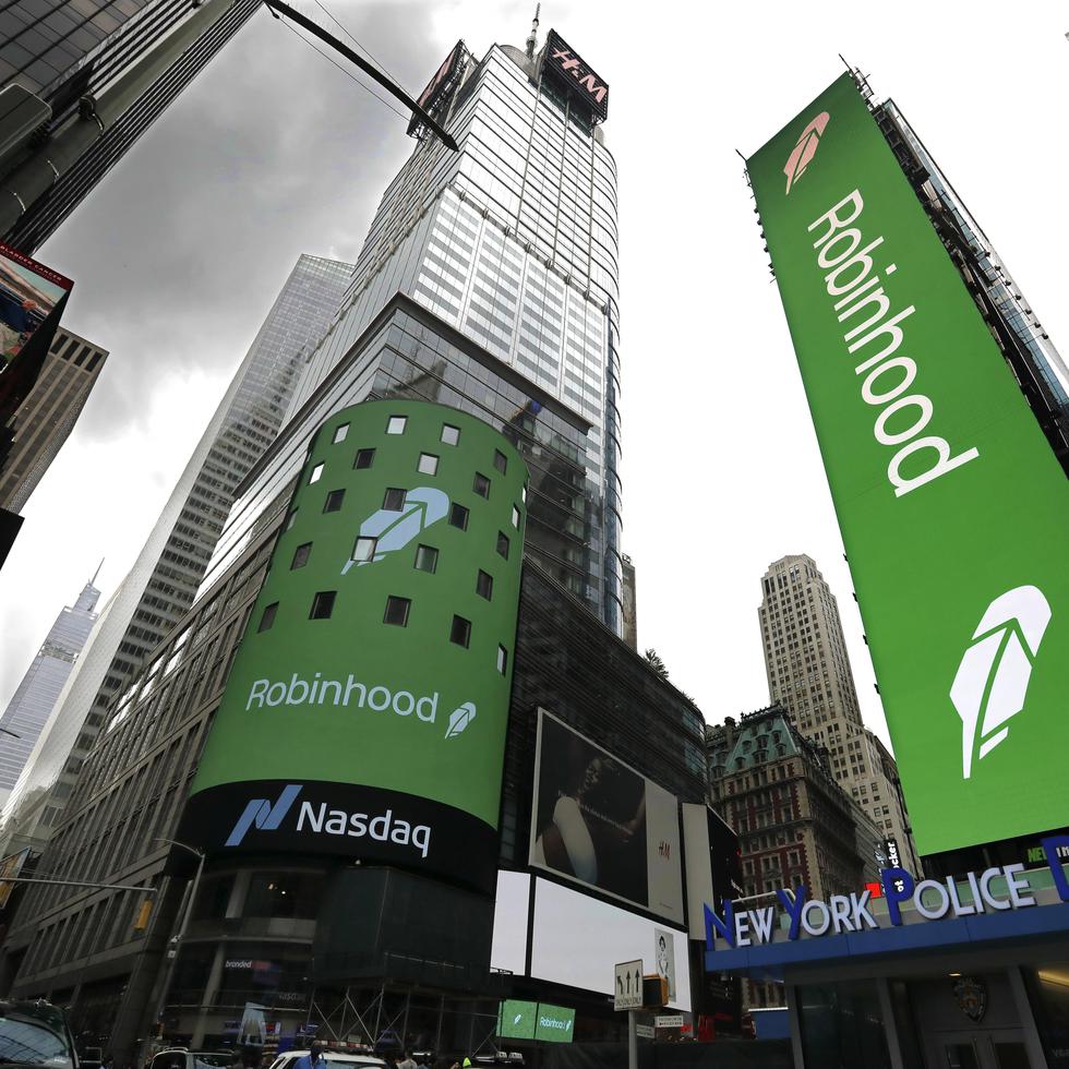 El logo de Robinhood Financial LLC, engalanó las pantallas comerciales de Nueva York en julio de 2021 tras el lanzamiento de su oferta pública inicial en la Bolsa de Valores.