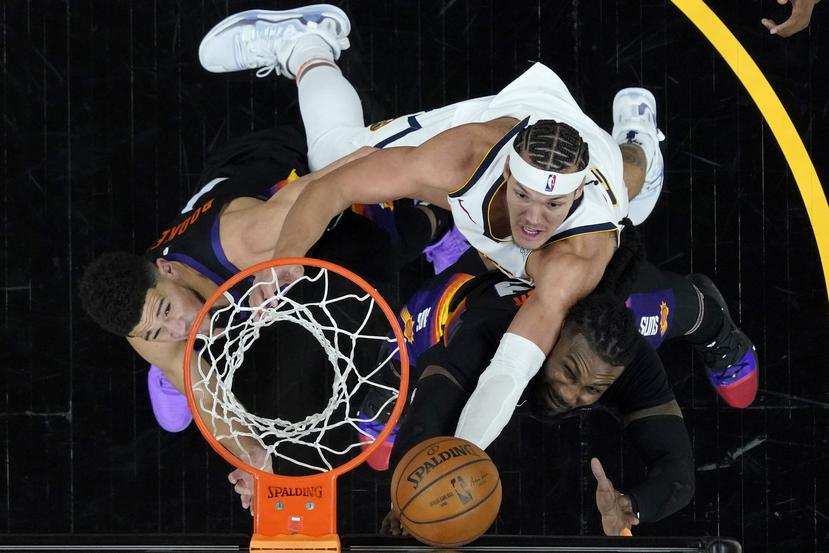 El alero de los Nuggets de Denver, Aaron Gordon, durante la segunda mitad del Juego 1 de una serie de playoffs de segunda ronda de baloncesto de la NBA, el lunes 7 de junio de 2021, en Phoenix.