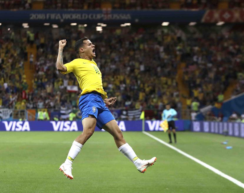 Philippe Coutinho celebra el gol de Brasil. (AP)