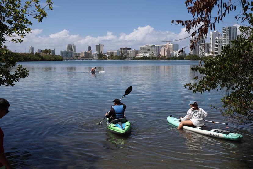 Kayakeros en la laguna de Condado en el día que comenzaron a ocurrir los desbordes de aguas usadas.