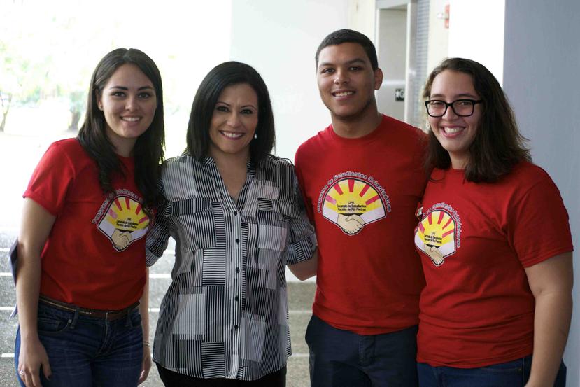 Estudiantes Orientadores del Recinto de Río Piedras junto a la directora del programa, Rose Marrero
