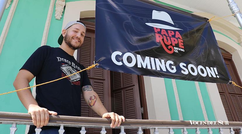 Luis Gabriel Rodríguez Bonilla, de 29 años, abrió en 2020 la cervecería Papa Rupe Brewing Co. en Ponce, y afirma que lo más difícil del proceso fue identificar por dónde comenzar para poder sacar los permisos, pues el gobierno 
no tiene una guía para ello.