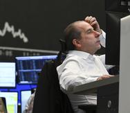 El agente Arthur Brunner, del ICF Bank AG, observa su monitor en la Bolsa de Fráncfort, en momentos en que los mercados globales caían tras el ataque militar de Rusia en territorio ucraniano.