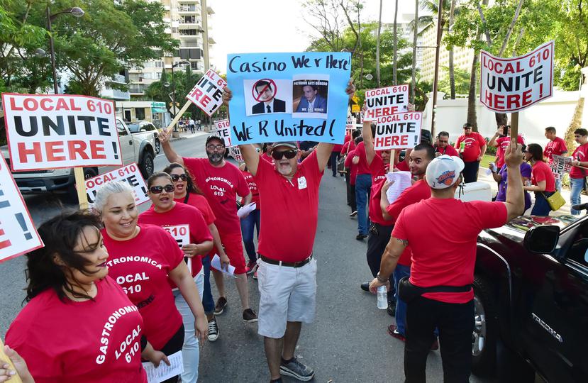 Un grupo de empleados realizó una manifestación el pasado domingo frente al Hotel San Juan en protesta por el despido de los empleados del casino.