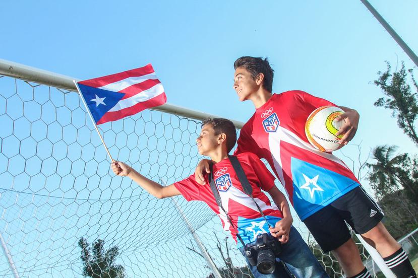 Fabián Martínez del Valle, izquierda, y Luis Alberto Lozada, de la escuela de Fútbol Taurinos de Cayey, estarán en Rusia para participar del evento “Fútbol por la Amistad”. (Suministrada)
