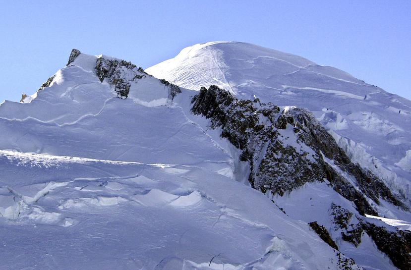 En esta imagen de archivo, tomada el 19 de febrero de 2003, se muestra el Mont Blanc, el pico más alto de Europa occidental. (AP Foto/Patrick Gardin, archivo)