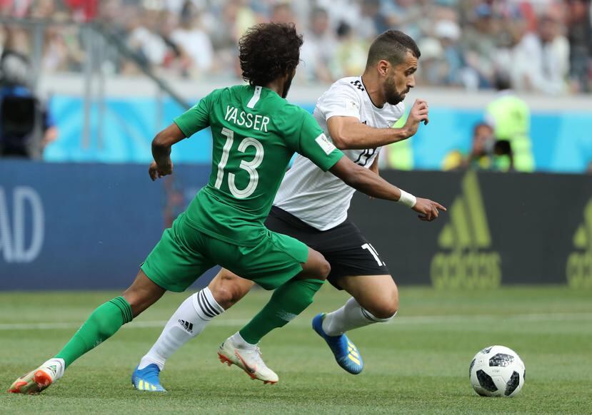El jugador egipcio  Abdallah Said, a la derecha, durante un juego del Mundial. (EFE)