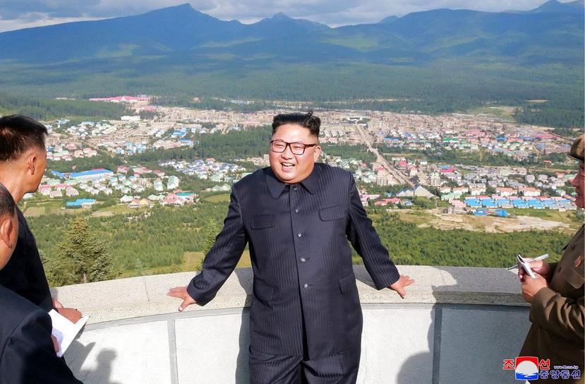El líder norcoreano Kim Jong-un visita un proyecto de construcción en Samjiyon, cerca de la frontera con China. (Korean Central News Agency / via AP)