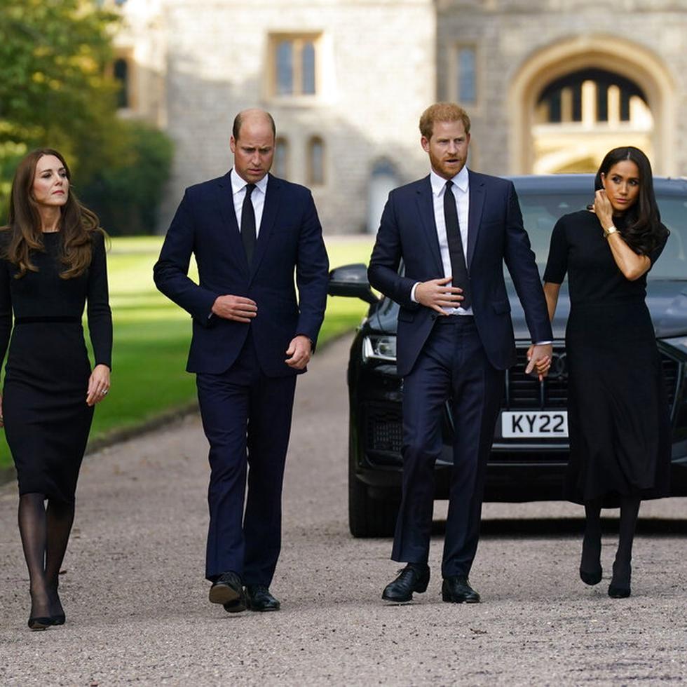 De izquierda a derecha, Kate, la princesa de Gales, el príncipe William, el príncipe Harry y Meghan, duquesa de Sussex caminan para encontrarse con miembros del público en el castillo de Windsor, tras la muerte de la reina Elizabeth II el jueves, en Windsor, Inglaterra, el sábado 10 de septiembre de 2022.