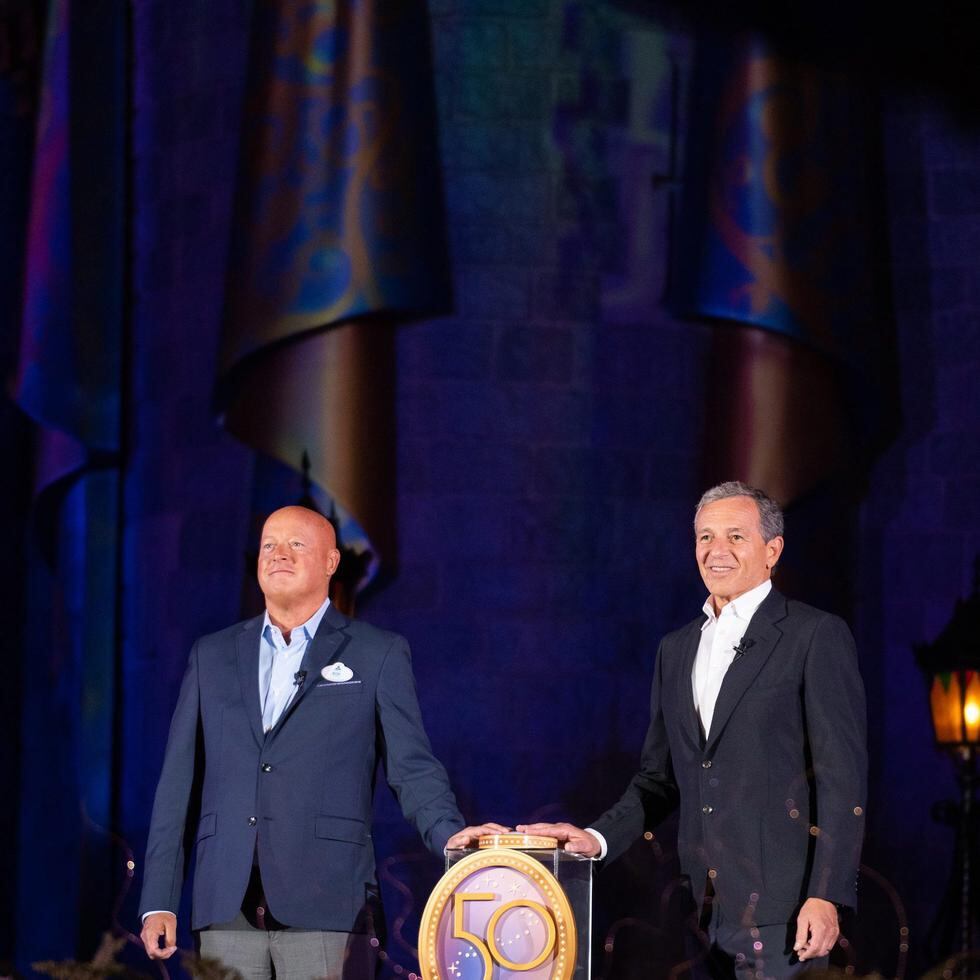 Bob Chapek a la izquierda y Rober Iger a la derecha, durante la celebración del 50 Aniversario de Walt Disney World.