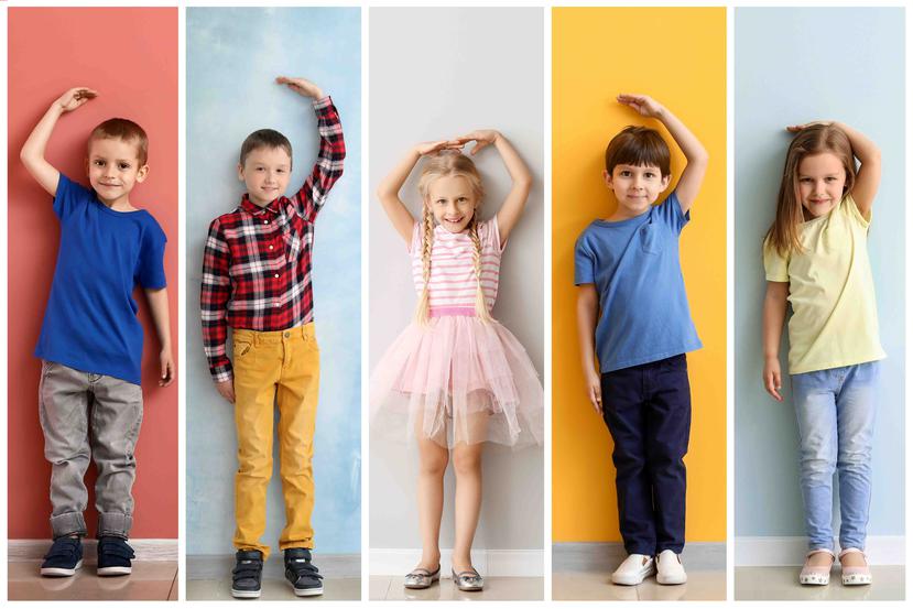Cada niño tiene un ritmo de crecimiento diferente, pero tu pediatra o médico primario te pueden confirmar cómo va su desarrollo. (Shutterstock)