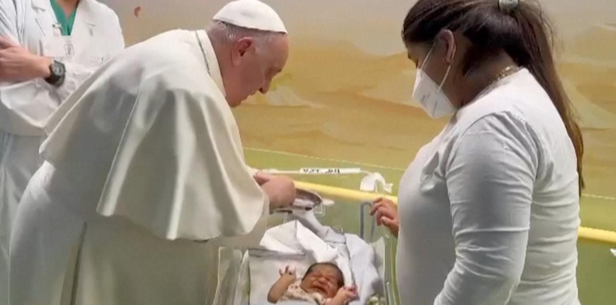 Papa Francisco sorprende al bautizar a bebé en medio de su hospitalización