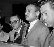 Khalil Islam, al centro, registrado como el tercer sospechoso en el homicidio del activista Malcolm X, el 3 de marzo de 1965, en Nueva York.