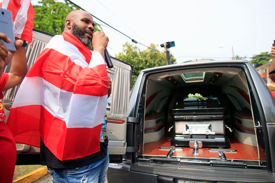 Antonio Puruco Latimer, ex jugador de baloncesto y líder comunitario del residencia Luis Llorens Torres, se dirige a los presentes frente al coche fúnebre que cargaba el cuerpo de Roberto Roena.
