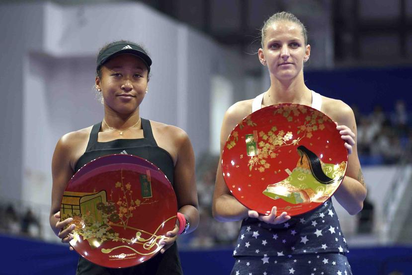 Naomi Osaka posa junto a la ganadora del torneo Karolina Pliskova. (AP)