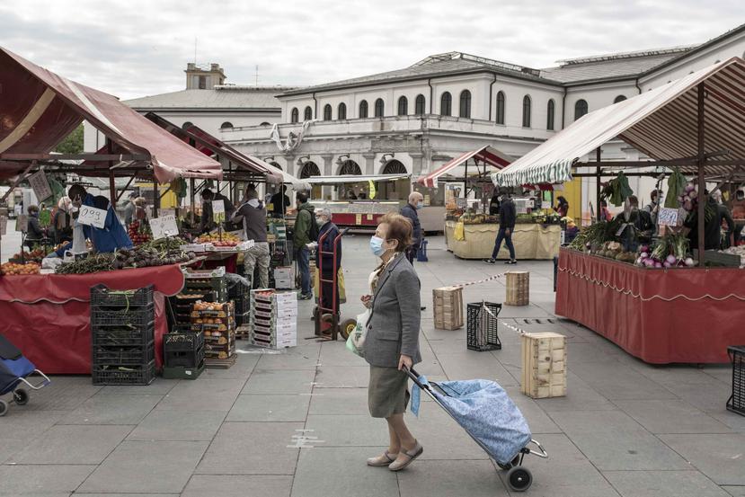 Una mujer camina con mascarilla por Torino, Italia. (AP)