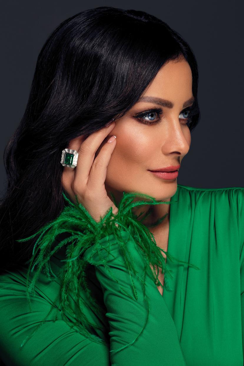 Vestido verde, de Stella Nolasco; y sortija reversible en esmeralda y diamantes, de Kavant & Sharart.