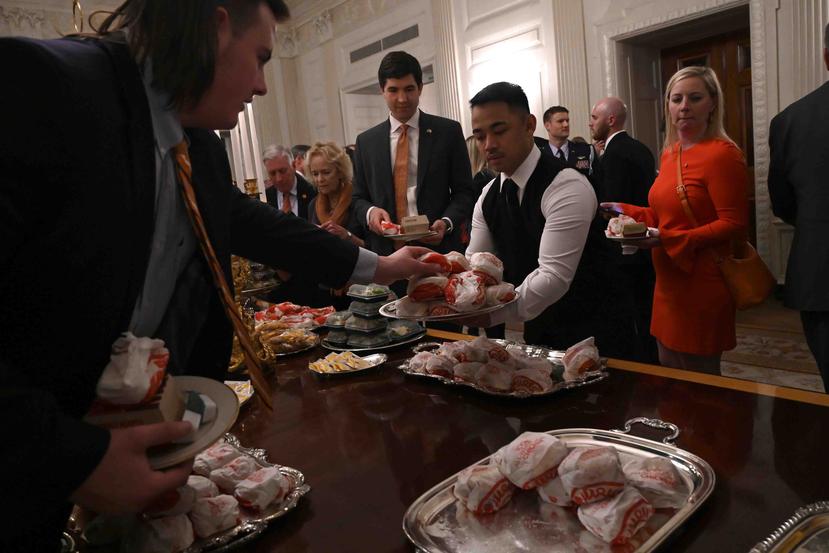 Los invitados que asistieron a una recepción para los Clemson Tigers en el comedor estatal de la Casa Blanca en Washington. (AP /Susan Walsh)