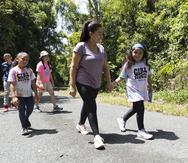 La secretaria del DRNA, Anaís Rodríguez Vega, recorrió las veredas del Bosque Estatal del Nuevo Milenio junto a “girls scouts” y otros niños.