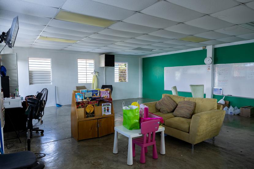 El centro comunitario establecido en la antigua escuela Maestra Matilde Rivera Amadeo cuenta con una sala de refugio, cisternas energizadas con energía renovable, un salón de suministros, un espacio seguro para atender situaciones de violencia de género y más.