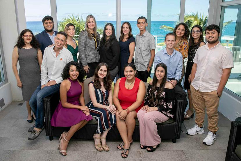Grupo de los 18 estudiantes universitarios que fuern becados por la Fundación Toyota, junto a Saskia Gómez, quinta de izquierda a derecha.