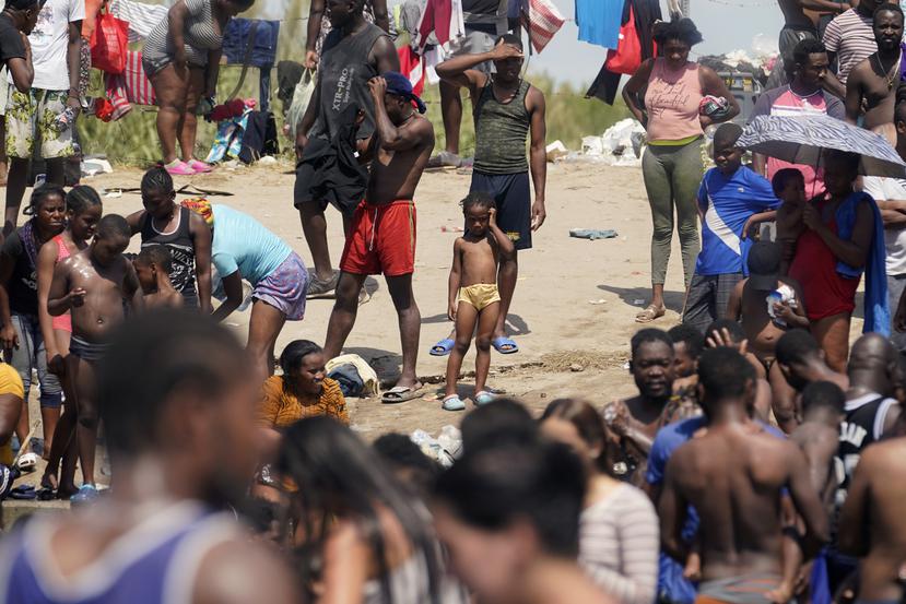 Migrantes haitianos reunidos en el borde entre México y Estados Unidos.