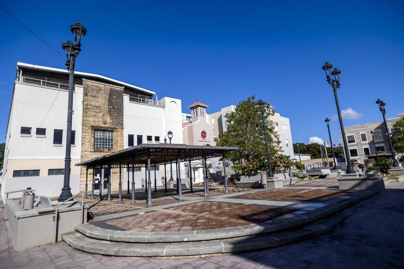 Vista de la Plaza Pública y antigua Alcaldía de Trujillo Alto.