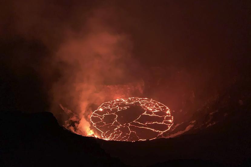 En esta fotografía del 28 de diciembre de 2020 proporcionada por el Servicio Geológico de Estados Unidos se muestra una erupción en el volcán Kilauea de Hawaii.