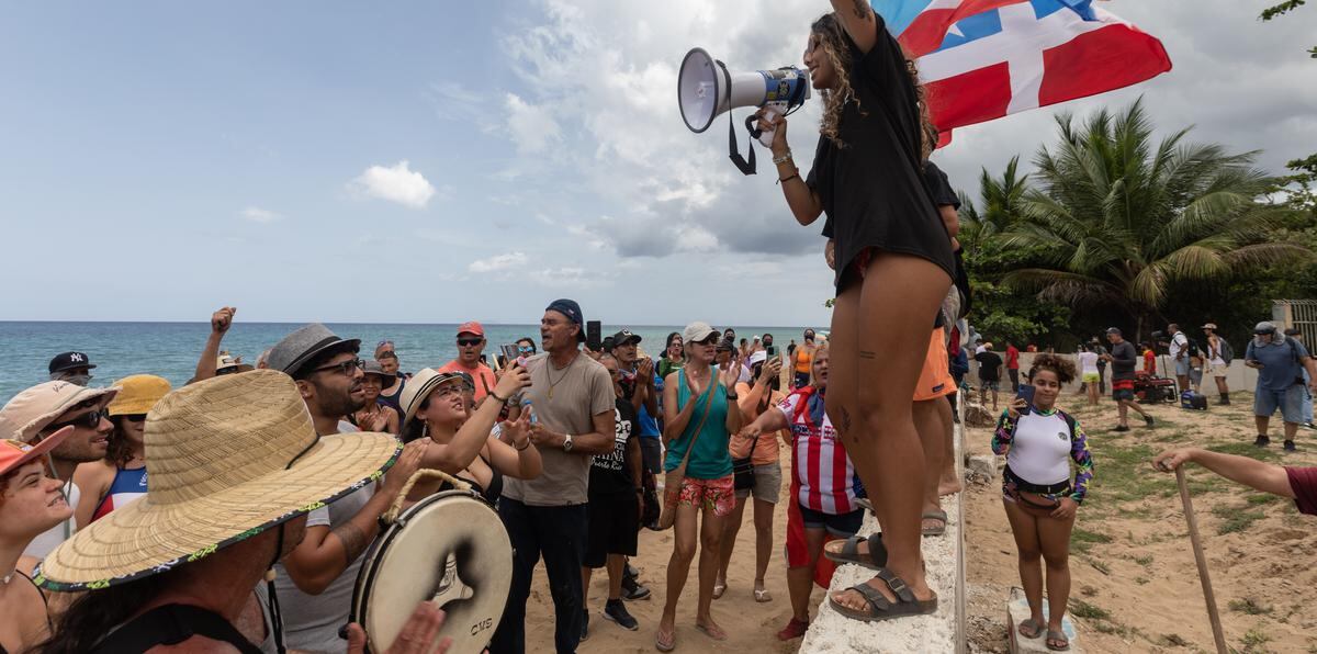Al mediodía, ya decenas de manifestantes habían cortado y removido, alrededor de 50 metros de varilla, que había quedado expuesta en la playa.
