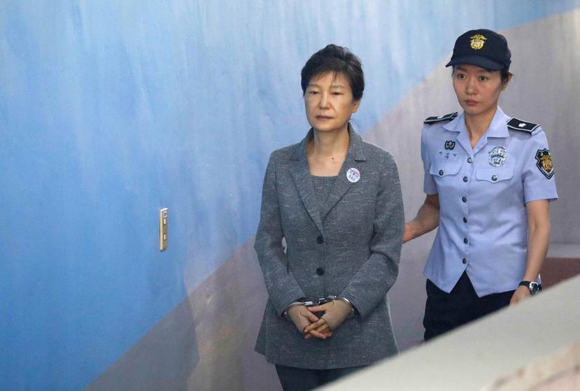 Fotografía de archivo fechada el 25 de mayo de 2017, que muestra a la expresidenta surcoreana Park Geun-hye (c) a su llegada al segundo día de juicio. (EFE)
