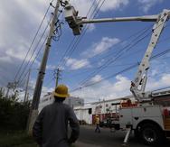 MIA50. SAN JUAN (PUERTO RICO), 06/10/2017. Empleados de la Autoridad de Energía Eléctrica (AEE) trabajan en un poste caído por el paso del huracán María hoy, viernes 6 de octubre de 2017, en el distrito de Santurce, en San Juan (Puerto Rico). Según los últimos datos oficiales, sólo el 10,7 % de los abonados de la AEE cuenta con luz en la isla, mientras que el 55,5 % de los clientes de la Autoridad de Acueductos y Alcantarillados (AAA) tiene agua potable. EFE/Thais Llorca

