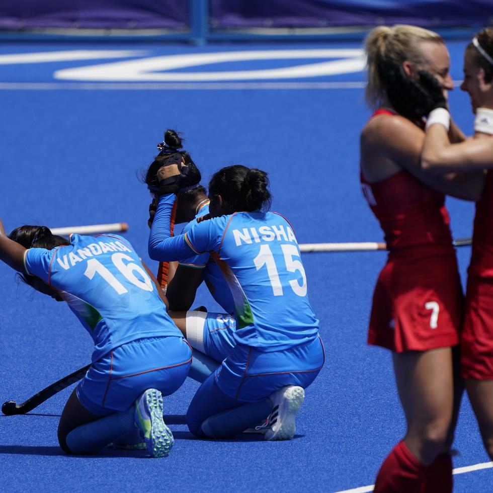 Vandana Katariya (16) y Nisha (15), del equipo de India, se arrodillan después de perder el partido por la medalla de bronce en hockey femenino de campo contra Gran Bretaña.