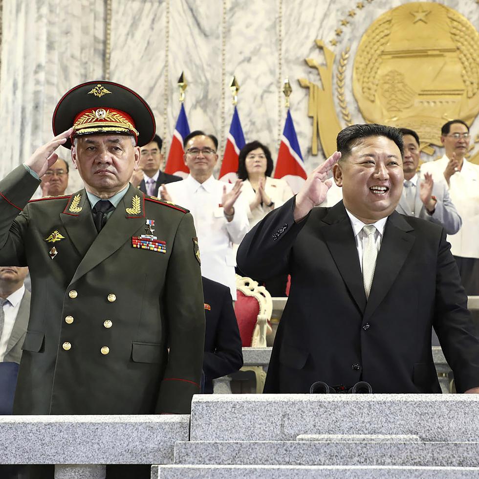 El gobernante norcoreano Kim Jong Un, al centro, y el ministro de Defensa ruso, Sergei Shoigu, a la izquierda, asistieron a un desfile militar en Pyongyang, Corea del Norte, el 27 de julio de 2023. (Agencia Central de Noticias Coreana/Korea News Service vía AP, Archivo)