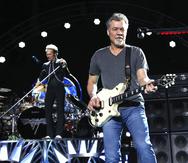 Eddie Van Halen, a la derecha, durante un concierto de Van Halen en el 2015, ha sido una enorme influencia para guitarristas de rock de diferentes épocas.