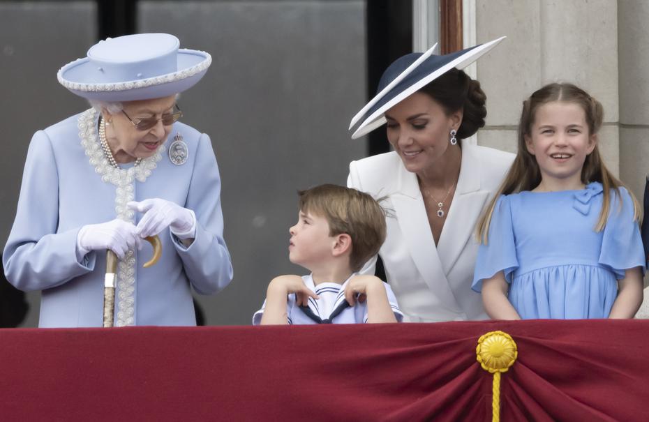 Louis no paró de hablar con su bisabuela, la Reina, aunque su mamá le estuviera llamando la atención a cada momento.