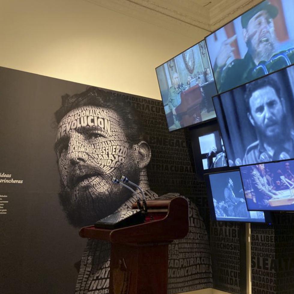 Imágenes del fallecido líder cubano Fidel Castro se exhiben en el recién inaugurado Centro Fidel Castro Ruz, en La Habana, Cuba, el martes 30 de noviembre de 2021.