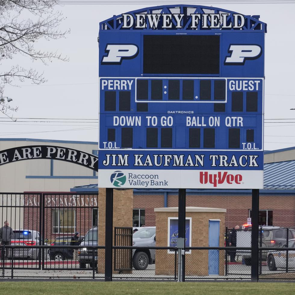 La Policía de Perry en Iowa atiende reportes de un tiroteo que suscitó en la escuela secundaria de la ciudad.
