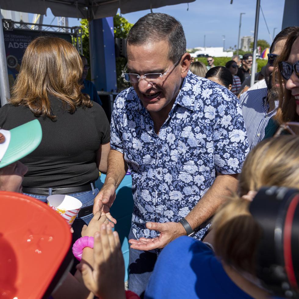 El gobernador Pedro Pierluisi comparte con algunos de los niños que disfrutaron del evento.