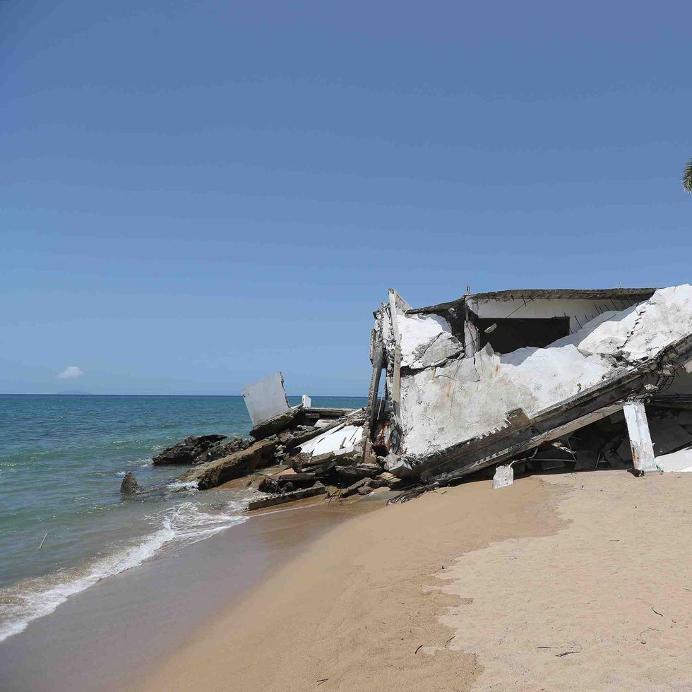 La grave erosión costera en Rincón causa colapso de estructuras en áreas que solían usar bañistas.