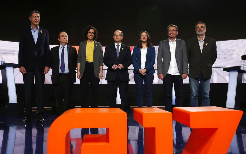 Los candidatos a las elecciones catalanas posan para la prensa en Barcelona al inicio de un debate previo a las elecciones regionales (AP).